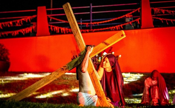 Espetáculo da encenação da Paixão de Cristo em Itaipulândia reuniu milhares de pessoas