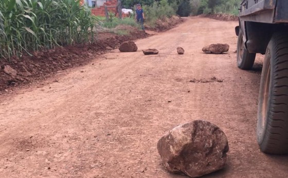 Estrada Rural em São José dos Pinhais em Missal foi obstruída com Pedras
