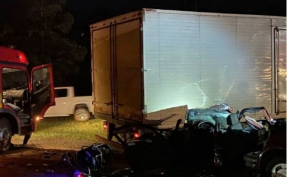 Ex-morador de Medianeira morre após colisão entre carro e caminhão no Norte de SC