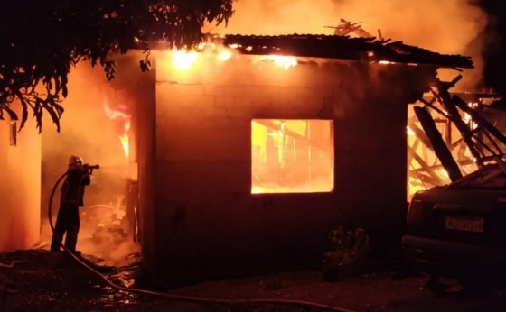 Filho coloca fogo na casa dos pais em Santa Helena e acaba preso pela Polícia Militar