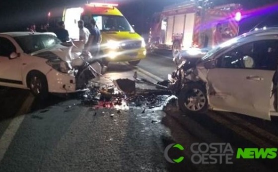 Ford Ka e Sandero colidem frontamente na BR-277 em Céu Azul