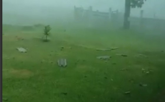 Forte temporal com chuva de granizo destelha casa e atinge lavoura de soja no interior de Toledo