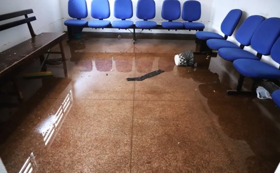 Fortes chuvas causam estragos na quadra e vestiários do Ginásio de Esportes de Itaipulândia