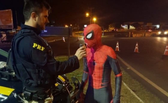 Foz do Iguaçu: Homem-aranha passa no teste do bafômetro