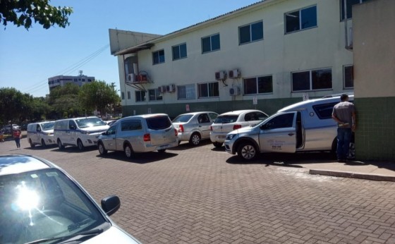 Funerárias fazem fila para retirar corpos do Hospital Municipal em Foz do Iguaçu