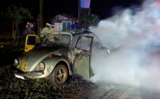 Fusca é consumido pelo fogo na PR-317, próximo ao Balneário Terra das Águas em Santa Helena