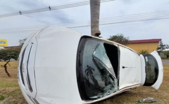 GM Onix parcialmente tomba em acidente na PR 488 em Santa Helena