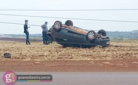 Gol sai da pista, derruba poste e capota na rodovia PR 495 entre Missal e Medianeira