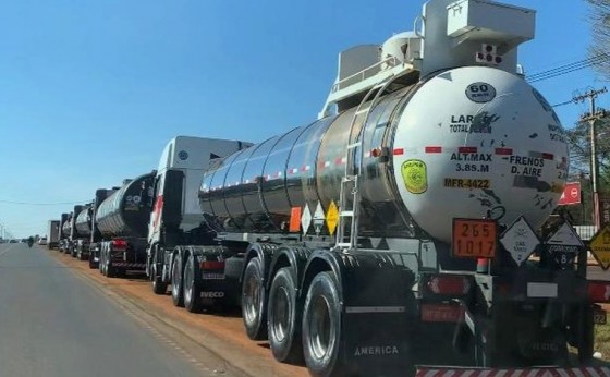 Greve de caminhoneiros no Paraguai forma fila próximo a Ponte e prejudica motoristas brasileiros