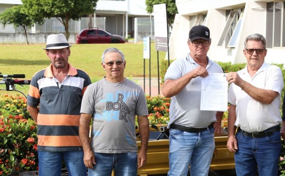 Grupo de agricultores da Vila Rural de Missal recebe implemento agrícola