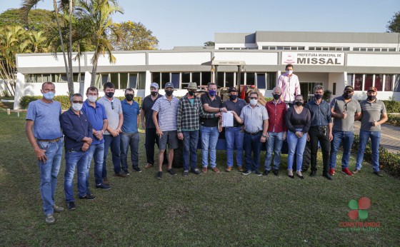 Grupo de Agricultores de Boa Esperança recebe Distribuidor de Calcário em cessão de uso em Missal