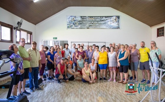 Grupo de Idosos Sempre Alegre do Centro de Missal adquire duas esteiras novas para academia