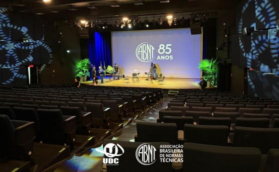 Grupo UDC, representado pelo Prof. Dr. Fábio Prado, é homenageado em celebração aos 85 anos da ABNT