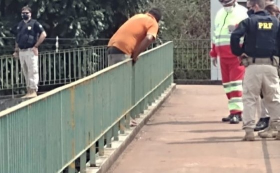 Homem ameaça se jogar de passarela na entrada de Foz do Iguaçu.