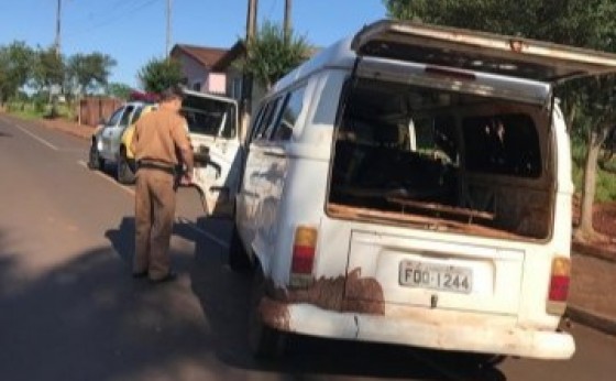 Homem é preso com Kombi furtada carregada de cigarros contrabandeados em Itaipulândia