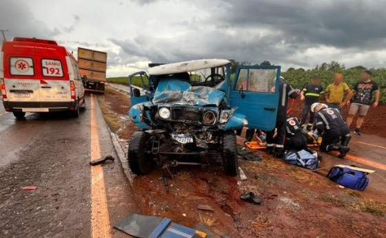 Homem fica gravemente ferido em acidente com caminhão carregado de suínos na PR-495 em Santa Helena