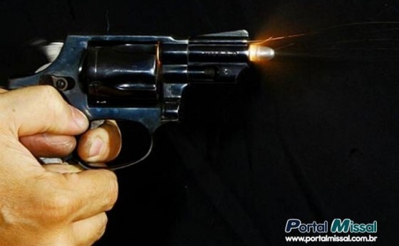 Homem leva tiro no pé ao conter adolescente armado em São Miguel