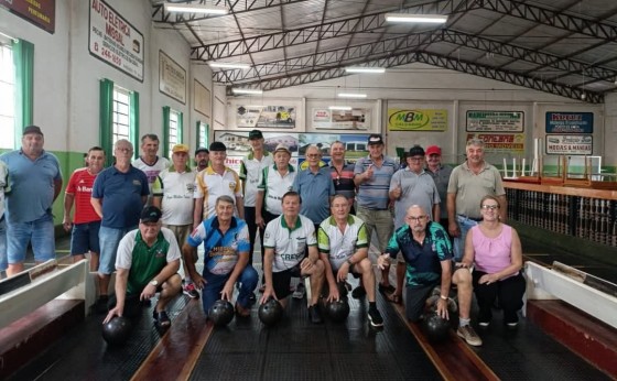 Idosos disputam rei do Bolão em Missal