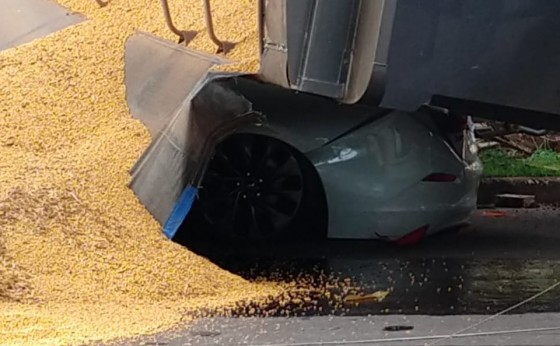 Impressionante! Carreta carregada tomba em cima de carro em Céu Azul