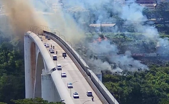 Incêndio atinge vegetação nas proximidades da Ponte Internacional da Amizade