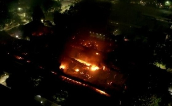 Incêndio de grandes proporções atinge PUC em Curitiba