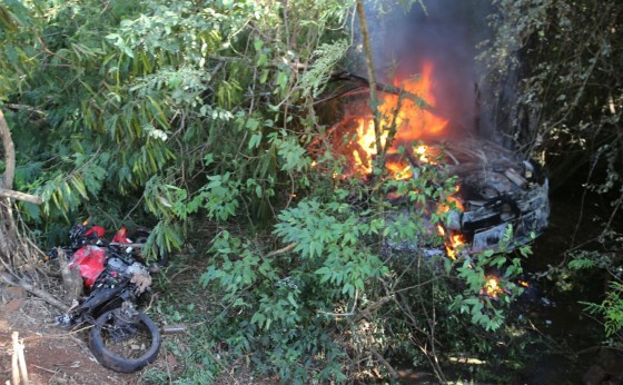 Incêndio destrói veículo envolvido no acidente com vítima fatal na noite de ontem