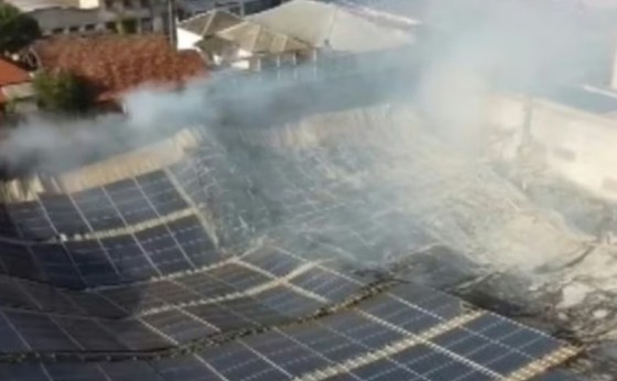 Incêndio em supermercado no Paraná destrói depósito e mobiliza bombeiros por mais de 12 horas