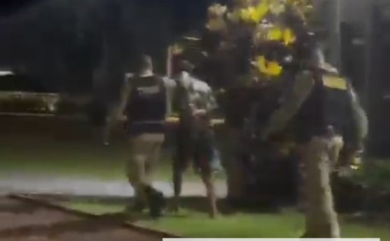 Indivíduo é preso pela PM após invadir residências e Câmara de Vereadores de Itaipulândia