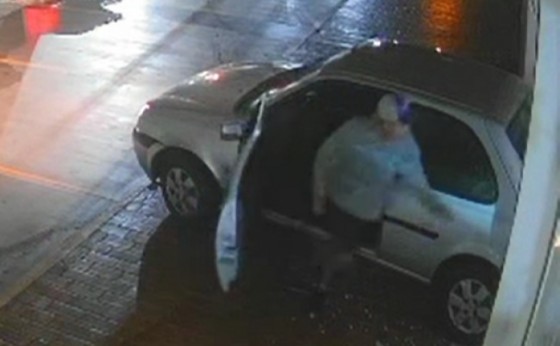 Indivíduo invade estabelecimentos utilizando veículo para quebrar as portas em Santa Helena