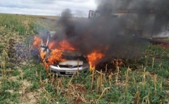 Indivíduos abandonam e incendeiam veículo no interior de São Miguel do Iguaçu