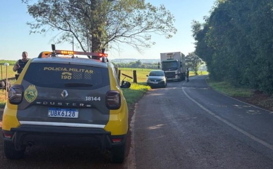Itaipulândia: acidente deixa condutor de moto com suspeita de fratura após colidir em caminhão