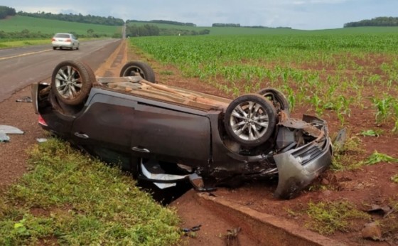 Itaipulândia: Capotamento na PR 497  deixa condutora ferida