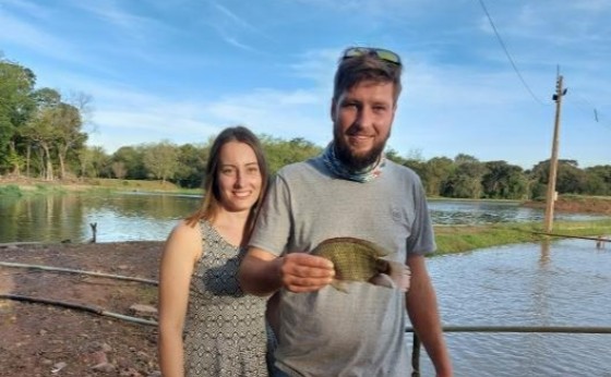 Jovem casal deixa a cidade e vai para o campo apostar na piscicultura em Missal