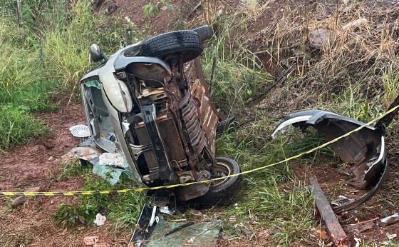 Jovem morre após veículo sair da pista e atingir árvore na PR-495, entre Missal e Dom Armando