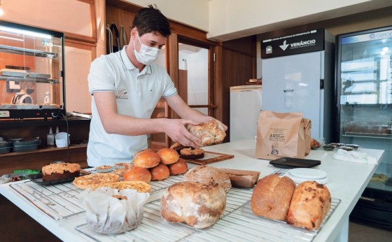 Jovem resgata tradição ancestral dos pães artesanais e cria grife inspirado na história familiar