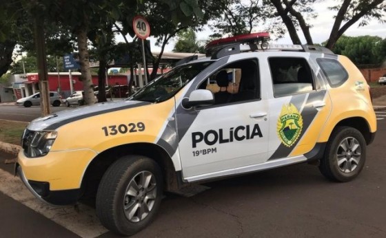 Locatários são trancados fora de casa, proprietária do imóvel cria confusão e precisa ser algemada