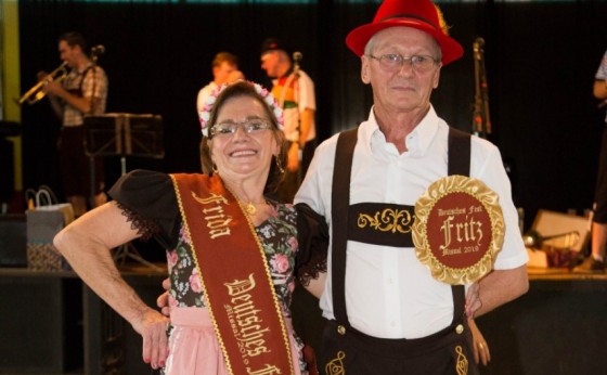 Lúcia Mergen e Afonso Henzel são eleitos Casal Fritz e Frida da 18ª Deutsches Fest