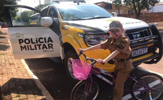 Mãe compra bicicleta para filha fã da PM e policiais de Missal fazem a entrega