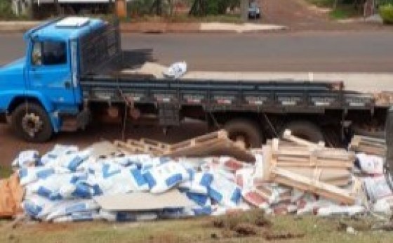 Medianeira: Caminhão desgovernado derruba poste e desce barranco no Bairro Condá
