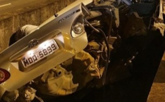 Medianeira: Corolla colide em mureta após ser fechado na BR 277