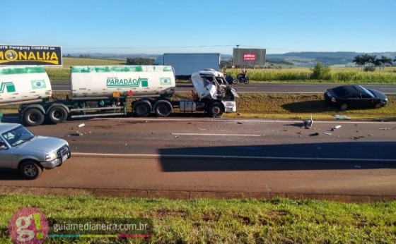 Medianeira: Dois caminhões e veículo se envolvem em acidente na BR 277