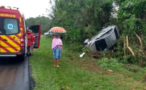 Medianeira: Ocupantes de veículo saem ilesos de capotamento na BR 277