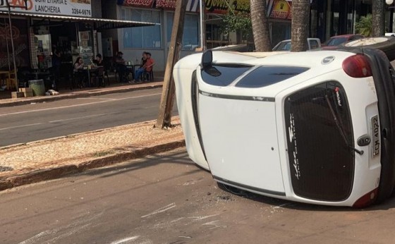 Medianeira: Veículo tomba após colisão em semáforo