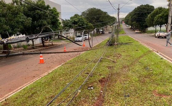 Medianeira: Vídeo mostra caminhonete colidindo e derrubando poste no Bairro Cidade Alta