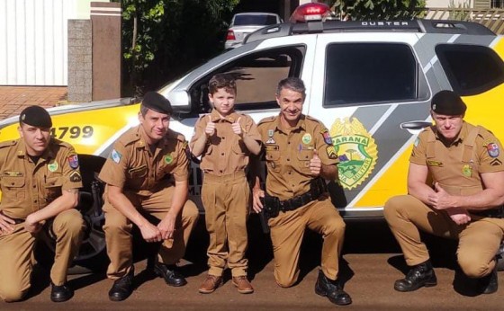 Menino fã da Polícia Militar de Missal recebe fardinha de presente