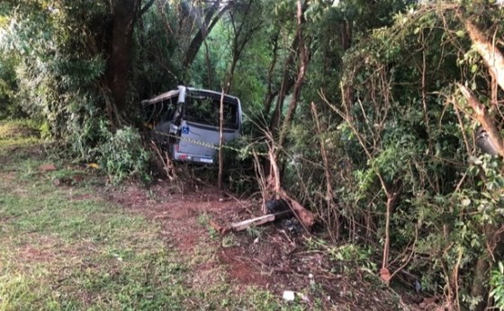 Micro-ônibus da saúde de Pato Bragado sofre acidente na PR-495 e sete pessoas morrem