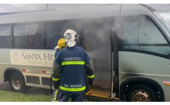 Micro-ônibus de Santa Helena pega fogo em Cascavel