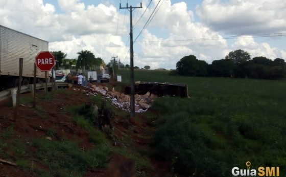 Missal: Caminhão tomba na curva do Bairro Renascer