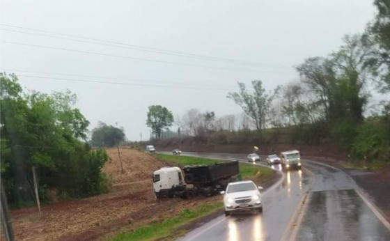 Missal: Carreta perde o controle e para as margens da rodovia na Curva do Rio São Vicente