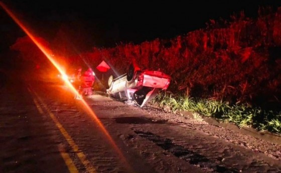 Missal e Itaipulândia: Toyota Hilux capota após colidir contra barranco na PR 488